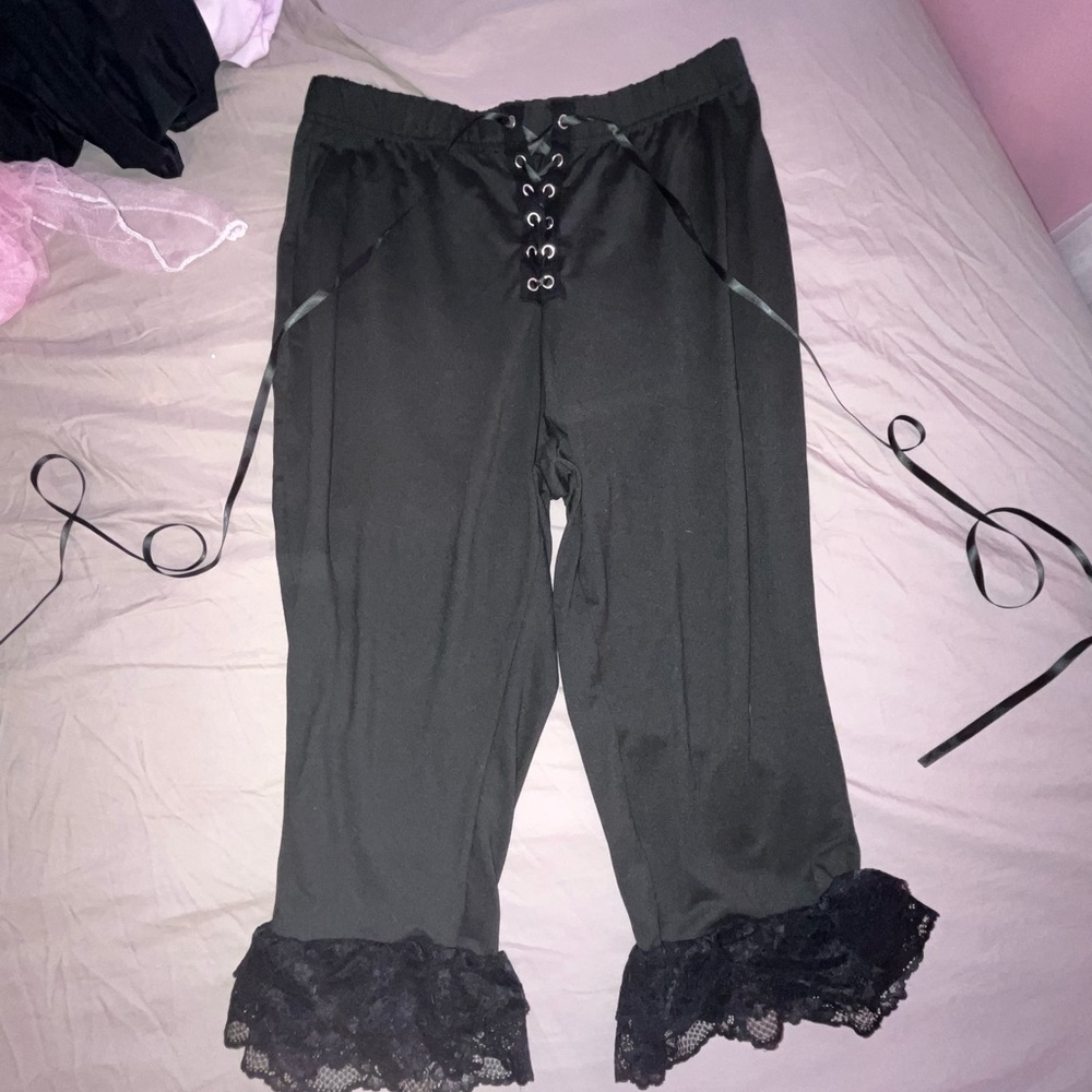 ROMWE Black Lace Trim Capris